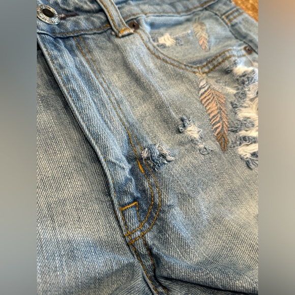 American Eagle Distressed Hi Rise Festival Jean Short 🪶 - Picture 4 of 11